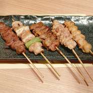 炭火焼でじっくり焼き上げた当店おススメの５本盛りです。
単品で頼むよりお得で、みんなでとりあえずにおススメの逸品です。
当社オリジナルブレンドの塩コショウがうまみを引き立てます。