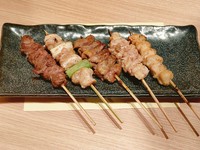 炭火焼でじっくり焼き上げた当店おススメの５本盛りです。
単品で頼むよりお得で、みんなでとりあえずにおススメの逸品です。
当社オリジナルブレンドの塩コショウがうまみを引き立てます。