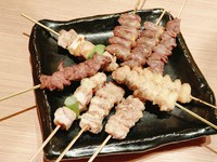 炭火焼でじっくり焼き上げた当店おススメの１０本盛りです。
単品で頼むよりお得で、みんなでとりあえずにおススメの逸品です。
当社オリジナルブレンドの塩コショウがうまみを引き立てます。