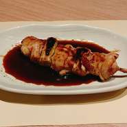 炭火でじっくり焼き上げた国産鶏肉使用の安心、おいしい焼き鳥です。
炭火焼のうまさがわかる逸品です。
自家製の焼き鳥のたれがうまみを引き立てます。