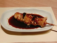 炭火でじっくり焼き上げた国産鶏肉使用の安心、おいしい焼き鳥です。
炭火焼のうまさがわかる逸品です。
自家製の焼き鳥のたれがうまみを引き立てます。