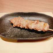 炭火焼でじっくり焼き上げた国産鶏肉使用の安心、おいしい焼き鳥です。
せせりは鶏の首肉の部位です。コリコリ食感がたまらない一串です
当社オリジナルブレンドの塩コショウがうまみを引き立てます。
