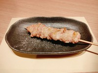 炭火焼でじっくり焼き上げた国産鶏肉使用の安心、おいしい焼き鳥です。
せせりは鶏の首肉の部位です。コリコリ食感がたまらない一串です
当社オリジナルブレンドの塩コショウがうまみを引き立てます。
