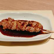 炭火焼でじっくり焼き上げた国産鶏肉使用の安心、おいしい焼き鳥です。
せせりは鶏の首肉の部位です。コリコリ食感がたまらない一串です
自家製の焼き鳥のたれがうまみを引き立てます。