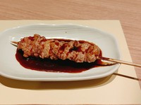 炭火焼でじっくり焼き上げた国産鶏肉使用の安心、おいしい焼き鳥です。
せせりは鶏の首肉の部位です。コリコリ食感がたまらない一串です
自家製の焼き鳥のたれがうまみを引き立てます。