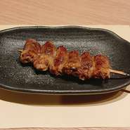 炭火焼でじっくり焼き上げた国産鶏肉使用の安心、おいしい焼き鳥です。
ハツは鶏の心臓の部位です。ふっくら食感がたまらない一串です
当社オリジナルブレンドの塩コショウがうまみを引き立てます。