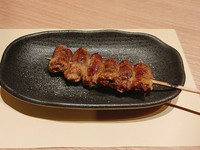 炭火焼でじっくり焼き上げた国産鶏肉使用の安心、おいしい焼き鳥です。
ハツは鶏の心臓の部位です。ふっくら食感がたまらない一串です
当社オリジナルブレンドの塩コショウがうまみを引き立てます。