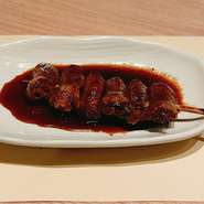 炭火焼でじっくり焼き上げた国産鶏肉使用の安心、おいしい焼き鳥です。
ハツは鶏の心臓の部位です。ふっくら食感がたまらない一串です
自家製の焼き鳥のたれがうまみを引き立てます。