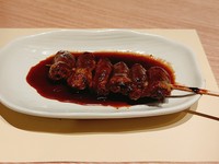 炭火焼でじっくり焼き上げた国産鶏肉使用の安心、おいしい焼き鳥です。
ハツは鶏の心臓の部位です。ふっくら食感がたまらない一串です
自家製の焼き鳥のたれがうまみを引き立てます。