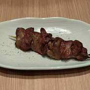 炭火焼でじっくり焼き上げた国産鶏肉使用の安心、おいしい焼き鳥です。
レバーは鶏の肝臓の部位です。ねっとり絡みつくような食感がたまらない一串です
当社オリジナルブレンドの塩コショウがうまみを引き立てます。