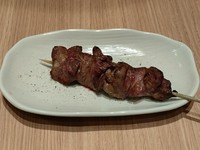 炭火焼でじっくり焼き上げた国産鶏肉使用の安心、おいしい焼き鳥です。
レバーは鶏の肝臓の部位です。ねっとり絡みつくような食感がたまらない一串です
当社オリジナルブレンドの塩コショウがうまみを引き立てます。