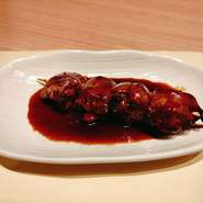 炭火焼でじっくり焼き上げた国産鶏肉使用の安心、おいしい焼き鳥です。
レバーは鶏の肝臓の部位です。ねっとり絡みつくような食感がたまらない一串です
自家製の焼き鳥のたれがうまみを引き立てます。