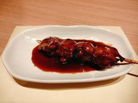 炭火焼でじっくり焼き上げた国産鶏肉使用の安心、おいしい焼き鳥です。
レバーは鶏の肝臓の部位です。ねっとり絡みつくような食感がたまらない一串です
自家製の焼き鳥のたれがうまみを引き立てます。