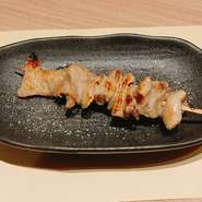 炭火焼でじっくり焼き上げた国産鶏肉使用の安心、おいしい焼き鳥です。
当店の皮串は鶏の首皮を使用しています。モチっとした食感がたまらない一串です
当社オリジナルブレンドの塩コショウがうまみを引き立てます。