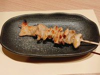 炭火焼でじっくり焼き上げた国産鶏肉使用の安心、おいしい焼き鳥です。
当店の皮串は鶏の首皮を使用しています。モチっとした食感がたまらない一串です
当社オリジナルブレンドの塩コショウがうまみを引き立てます。