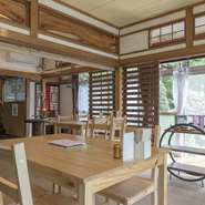 席は座敷と椅子席の両方があり、どちらもゆったり座れます。仲良し同士、好みの飲み物やケーキでゆっくり過ごすのに最適。夏は窓辺で輝く緑を眺めながら、冬はストーブで暖まりながら、楽しいひと時を過ごせます。