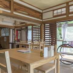 落ち着ける店内。仲良しグループでゆっくりティ―パーティーを