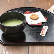 弁天麩のかりんとうとお守り付き。