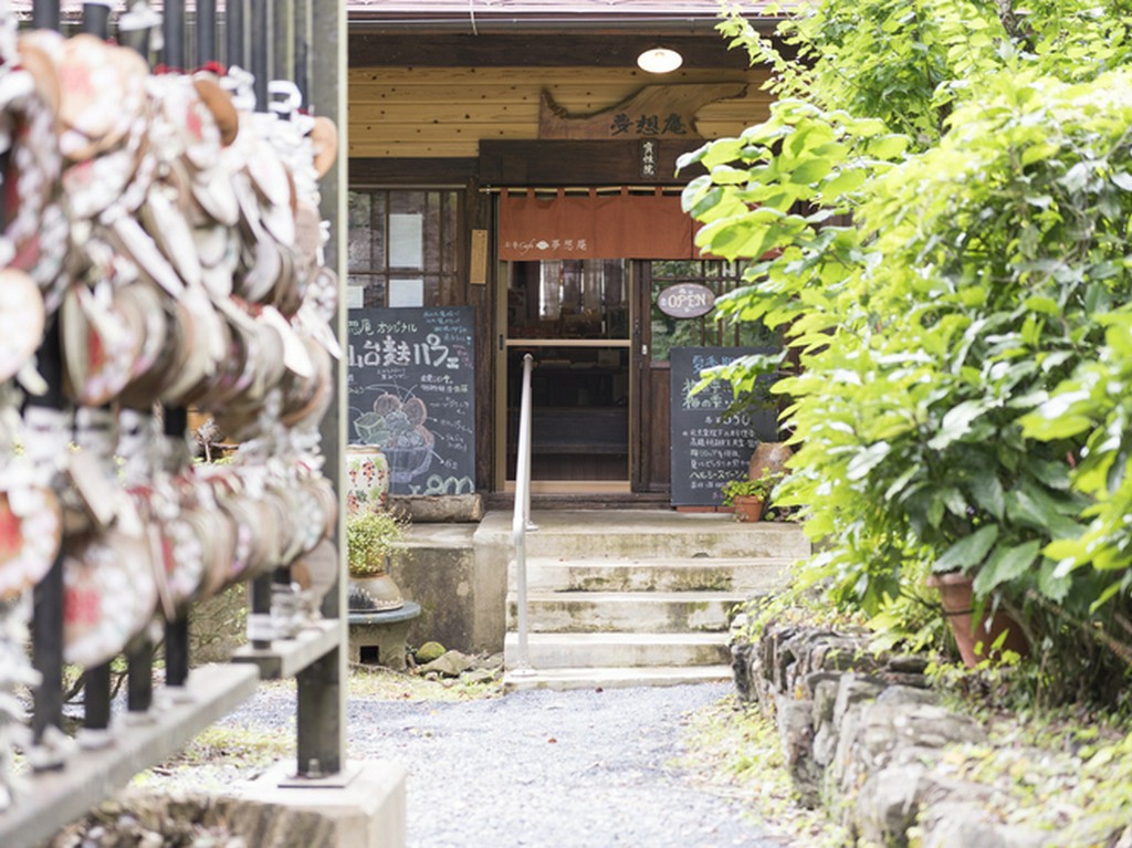 お寺に参拝したら、カフェで一服