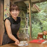 お寺の中の静かなカフェに癒しを求めていらっしゃるお客さまのために、やさしく丁寧に接することを心掛けています。カフェで過ごすひと時を心地よく過ごし、元気になっていただくのが私たちの喜びです。