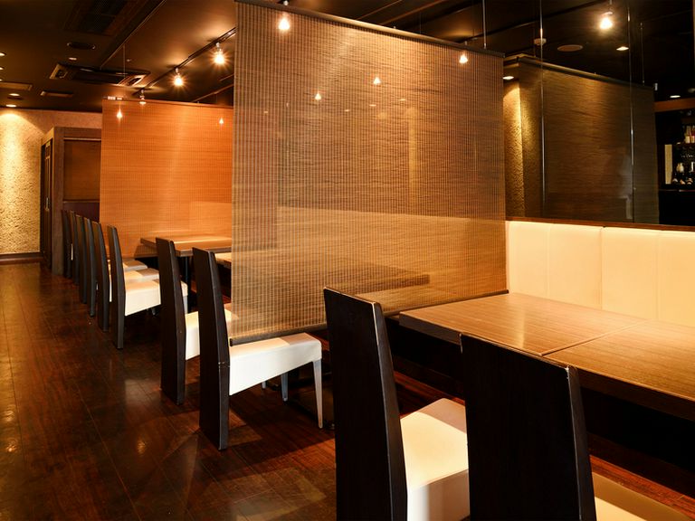 和とモダンを融合させた店内でゆっくりとくつろげます