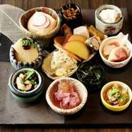おばんざいは、京都のお総菜のこと。お酒のつまみとしても、また食事のおかずとしても最適。いろいろなものを少しずつ手づくりして、盛りつけてあります。季節により中身が変わり、リピーターの方でも楽しめます。