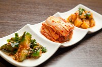 お店で丁寧に漬けこんだキムチを贅沢に3種盛りに。箸休めに、お酒のつまみにおすすめです。