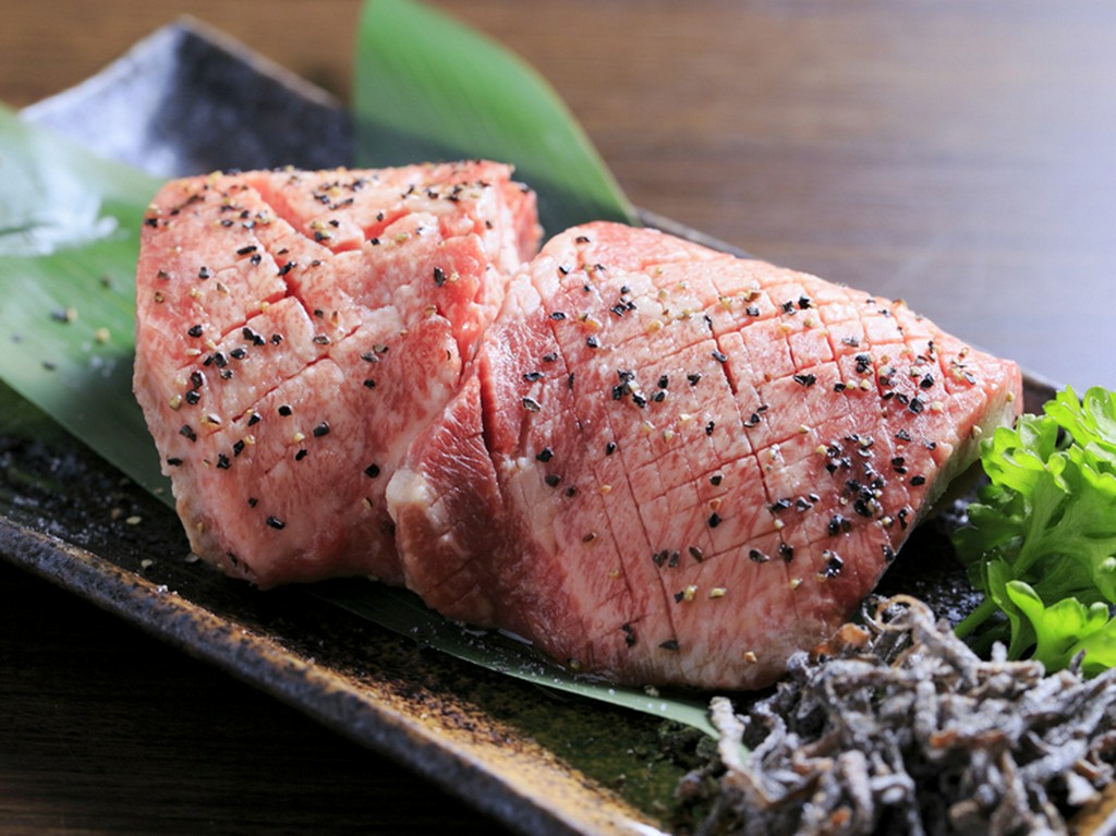 女性ファン多し！一頭から2枚しかとれない希少な『極み厚切りタンステーキ』