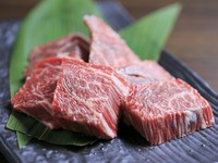 貴重な国産の横隔膜の柔らかく風味の良い部分
上サガリ：貴重な国産の横隔膜の助骨側部分ハラミに比べ赤身が多い

