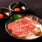 名物のすき焼き風上ロースはリピーターが後を絶たない逸品。拘りぬいた召し上がり方に「ハマる」！蘭王（地卵）に絡めてお楽しみください。