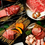 最高のお肉を驚きの価格でご提供。これぞ王道焼肉！名物のすき焼き風上ロースもついています。7000円→6500円、8000円→7500円！！特選コースには特選サーロインも含む大満足のコース
