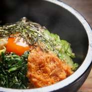 熱々の石鍋で焦がしながら食べる韓国風混ぜごはん