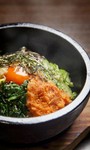 熱々の石鍋で焦がしながら食べる韓国風混ぜごはん