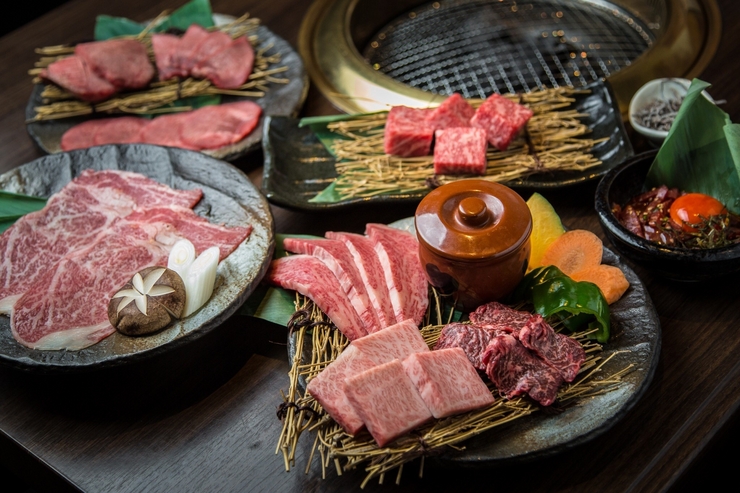 [Luxury Yakiniku Course] Specially selected Kalbi, Sukiyaki-style top loin... 17 dishes [2 hours standard all-you-can-drink] 6,500 yen