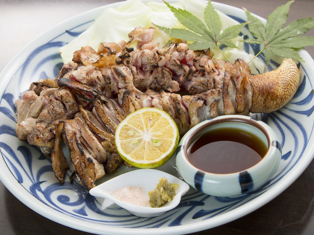 豪快に焼き上げた『地鶏骨付きもも1本焼き』