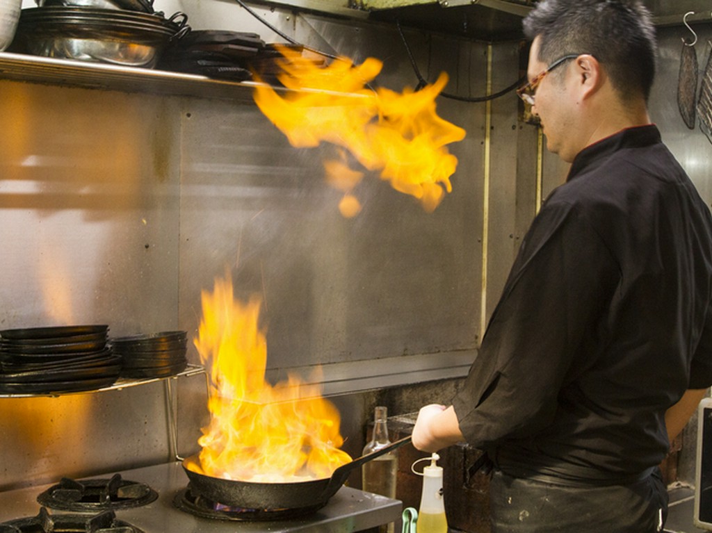料理人の厳しい目が、今夜の楽しい時間を生み出す