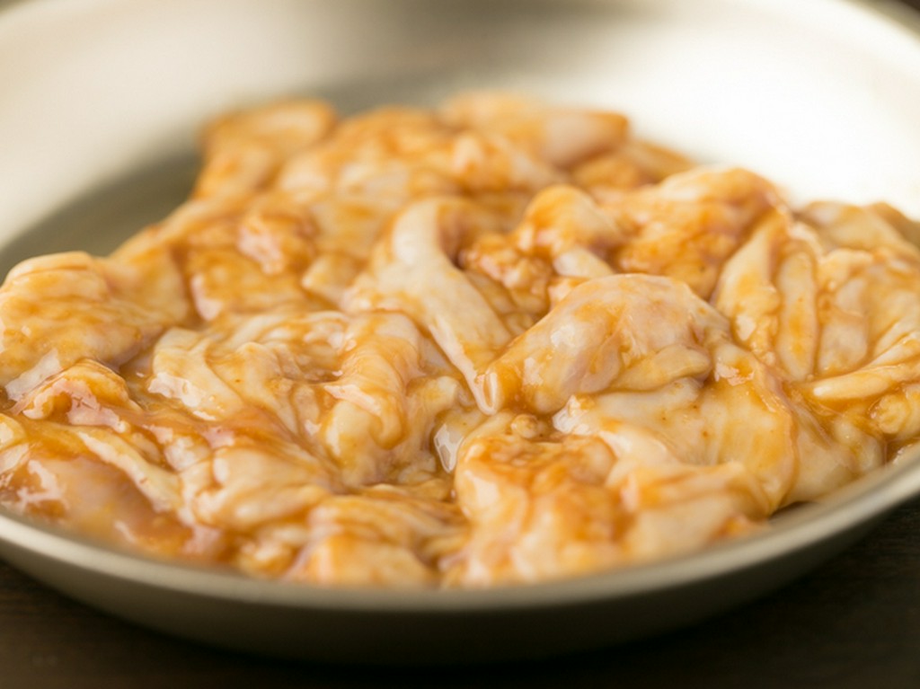 毎日仕入れる新鮮なホルモン　名古屋の赤みそを使ったみそダレで