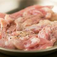 新鮮な国産鶏の首の部位「セセリ」。白だしなどの和テイストが隠し味の特製塩ダレの旨みが絡まり絶品です。