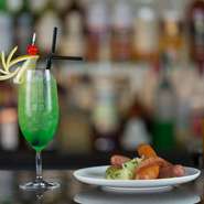 沖縄県知事賞を受賞した『シャイニーオーシャン』は、さっぱりとした味わいで、料理とも相性の良いカクテル。泡盛を使用したオリジナルカクテルやプレミアムスピリッツなど、上質なお酒がそろっています。

