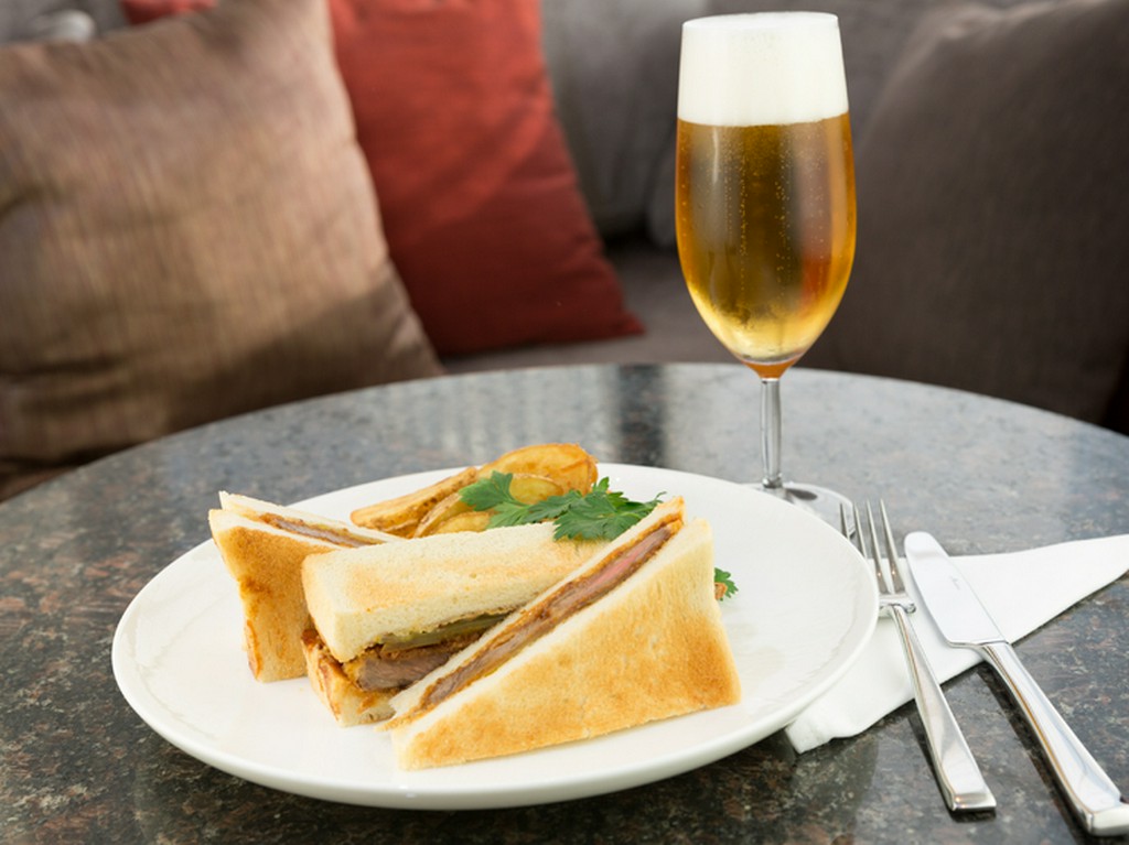 肉本来のおいしさを味わえる『ビーフカツレツサンドイッチ フライポテト添え』