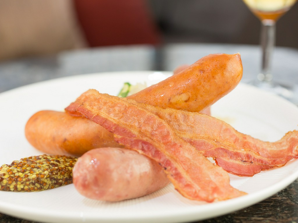 食べごたえたっぷり『県産豚のソーセージとベーコン シュークルート添え』