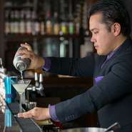 ふたりでいっしょに飲めるグラス「ペアグラス」でオリジナルカクテルを注文すれば、特別なディナーに華を添えることができます。サプライズなど、気軽にスタッフに相談できるのも魅力です。