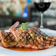 熟成に適した牛肉を厳選しています。甘みがぎゅっと詰まっており、ナッツのような熟成香が口の中に広がります。重めの赤ワインといっしょにお召し上がりください。