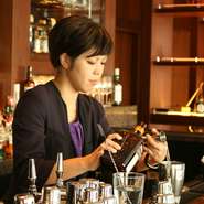 すぐにお客様のご要望に対応できるよう、常にフロア全体を見渡しています。グラスを置くときの所作やお客様に合わせたお声がけなど、一つ一つの動作に細やかな配慮し心からお寛ぎ頂けるもてなしを心がけております。