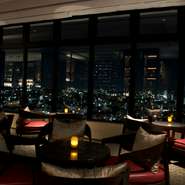 ピアノやヴォーカルなど、毎日生演奏をお楽しみいただけます。また、プロポーズの場所としても人気があるバー。誕生日や記念日などのサプライズ演出にもこだわりお客様の想いを形にしております。ぜひご相談下さい。