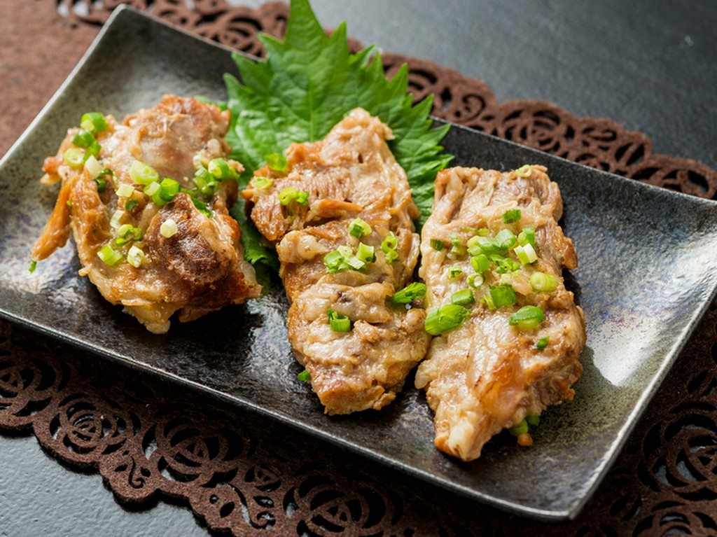 カツオダシでじっくり煮込んだ『トロトロ炙りなんこつソーキ』