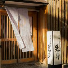 小さな店なので、客同士の距離が近くなるのも魅力
