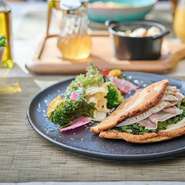 健康に気を遣うママに嬉しい、肉料理と各地から仕入れた新鮮なこだわり野菜をマッチングさせることで、体も心も満たされる一皿を提供致します。