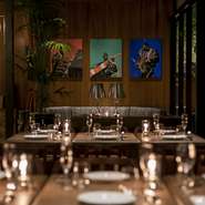 あらゆる人数に対応可能な広い店内。ビジネスの会食、パーティ、ご接待などにも利用可能です。朝8：00からのモーニングタイムは、ビジネス朝食の方にも大変好評です。朝から夜まで、白金の時間の流れとともに。