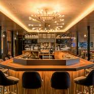 店内は106席と広く、カウンターやテラスなど多彩な席のバリエーション。ビュッフェスタイルのモーニングやカフェタイムもあり、お1人のお客様もゆったりとお過ごしいただけます。